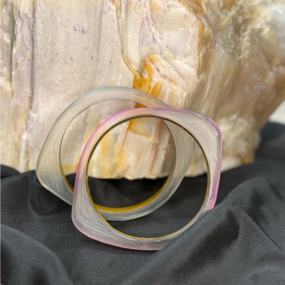 Set of teal and pink carved lucite bangles - style of Alexis Bittar - Picture 4 of 5